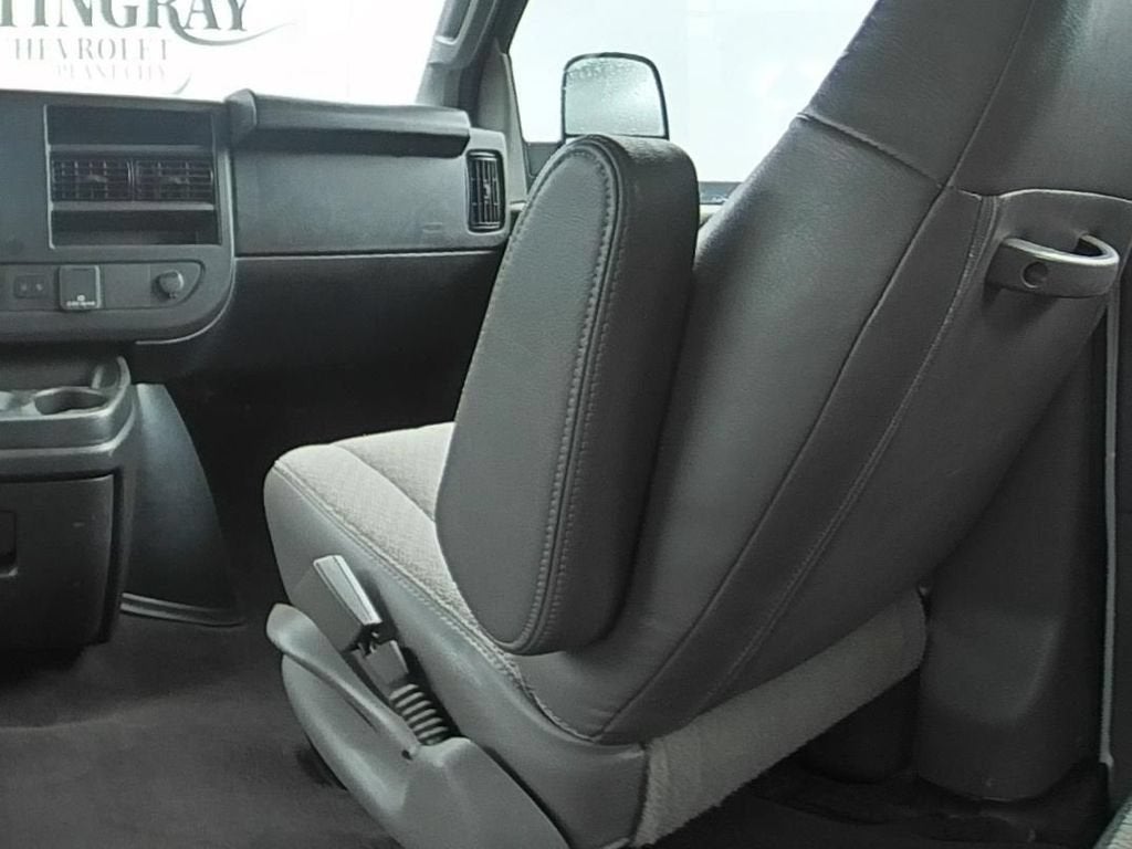 2025 Chevrolet Express Passenger 1LT