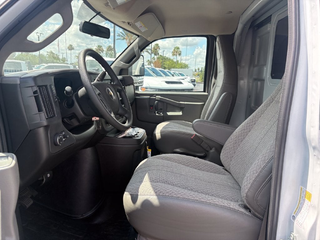 2025 Chevrolet Express Cutaway 3500 1WT